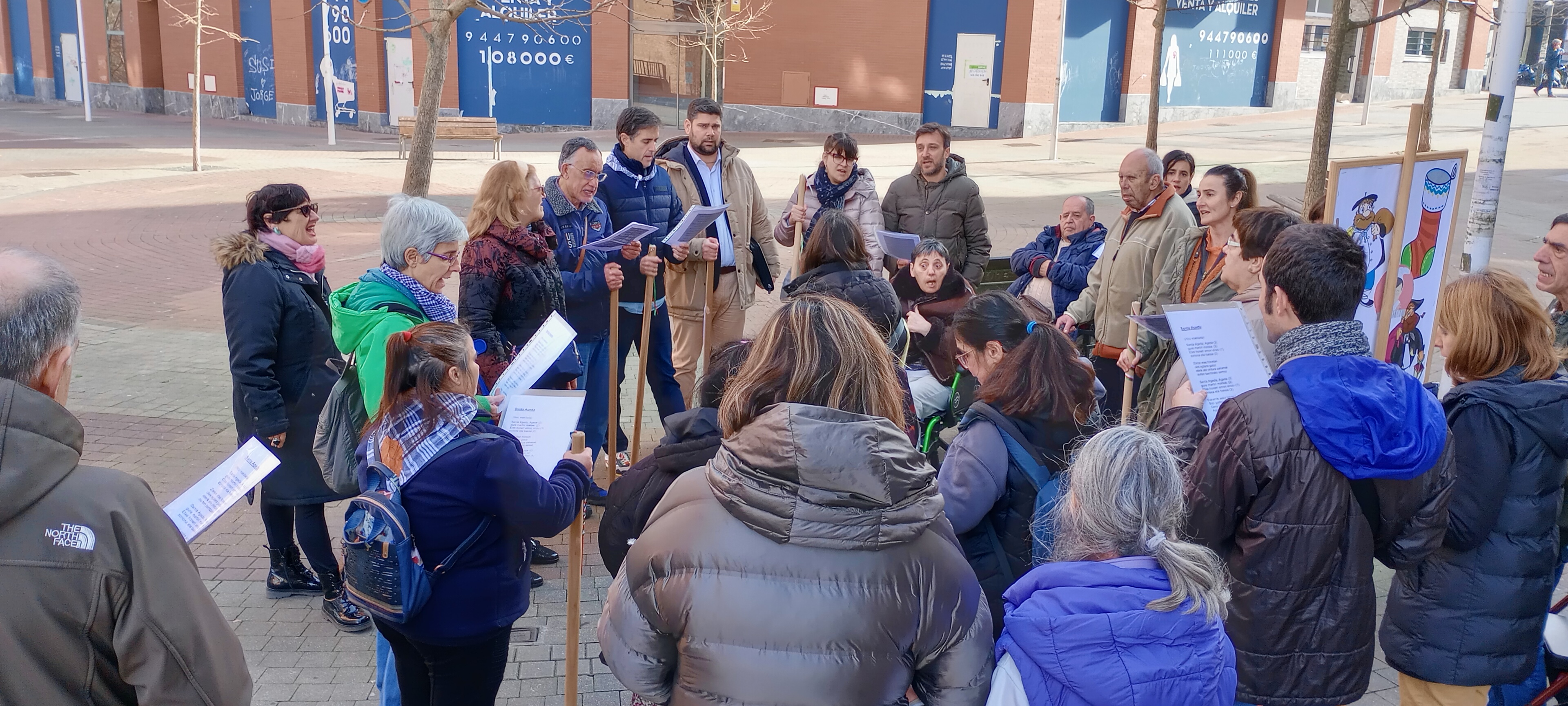 Foto de grupo por el barrio