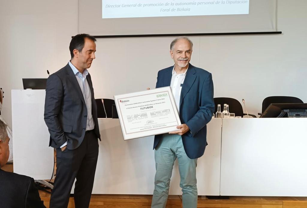 Mikel de Barrón recibiendo el premio de Manos de D. José Antonio Barañano Azula, Director General para la Promoción de la autonomía personal de la Diputación Foral de Bizkaia
