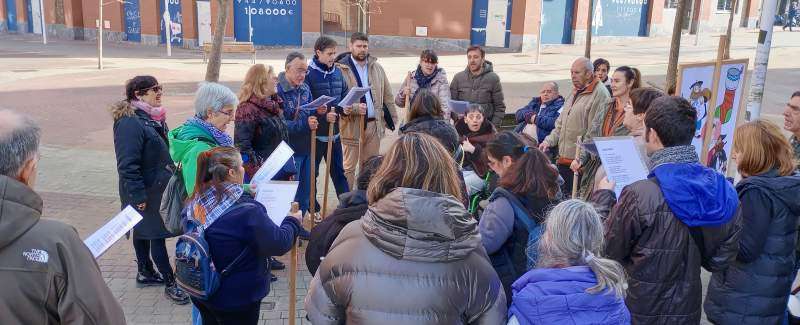 Foto de grupo por el barrio