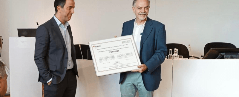 Mikel de Barrón recibiendo el premio de Manos de D. José Antonio Barañano Azula, Director  General para la Promoción de la autonomía personal de la Diputación Foral de Bizkaia